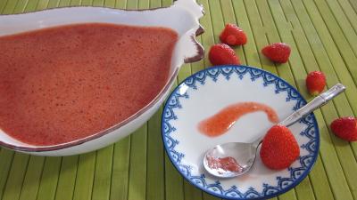 fraise : Saladier de coulis de fraises