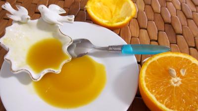 sauce sans oeufs : Ramequin de sauce à l'orange