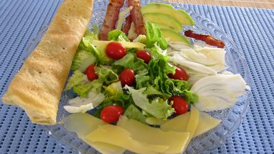 emmental : Assiette de crêpes en salade aux légumes variés