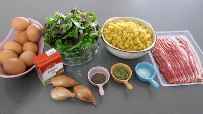 Ingrédients pour la recette : Brouillade de salades aux coquillettes