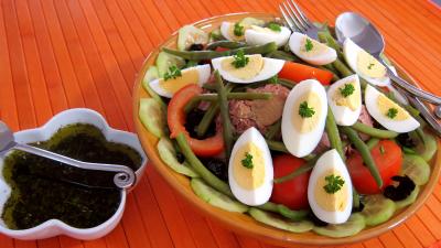 Ail : Saladier de salade niçoise et sa sauce