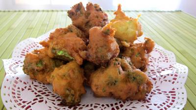 beignets salés : Assiette aux beignets de brocolis au chèvre frais