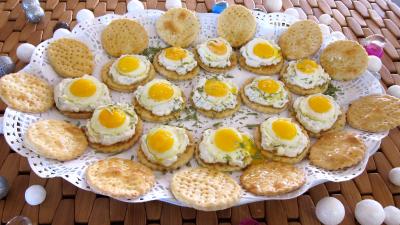 Recettes rapides : Plat de crackers à la ricotta et aux oeufs de caille