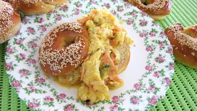 Oeufs : Assiette d'oeufs brouillés au saumon fumé et son bagel