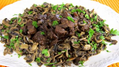 vinaigre vin rouge : Assiette de ragoût de boeuf au champignons à la juive