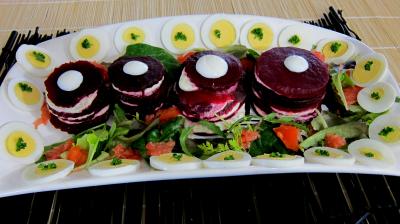 salade : Plat de mille-feuilles de betteraves au fromage frais de chèvre