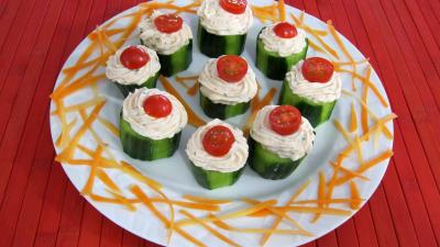 crustacés : Assiette de concombre farci aux crevettes
