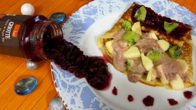 Dessert avec alcool : Assiette de crêpe farcie à la purée de griottes Vitabio