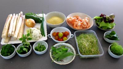 Ingrédients pour la recette : Couscous, légumes, fines herbes et gambas