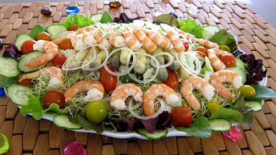 entrée à base de coquillages et crustacés : Assiette ce couscous, légumes, fines herbes et crevettes