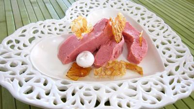 fraise : Assiette de glace aux fraises et nougatine