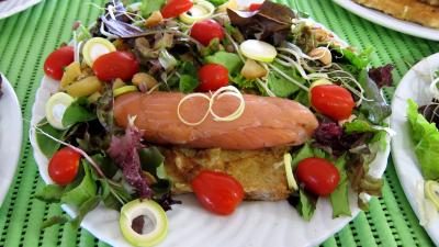 salades composées : Assiettes de roulades de saumon fumé et sa salade