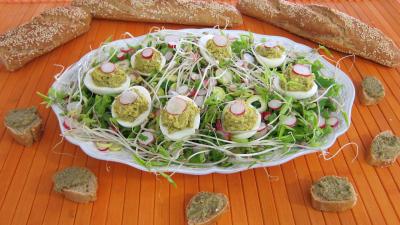 pousse de bambou : Assiette d'oeufs durs à la tapenade