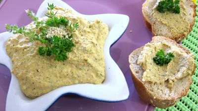 Ail : Ramequin d'houmous sur du pain frais
