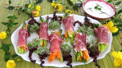 Image : Assiettes de ballotins d'asperges, haricots beurre et carottes