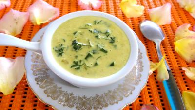 sauce pour viandes poêlées : Ramequin avec la sauce aux oignons