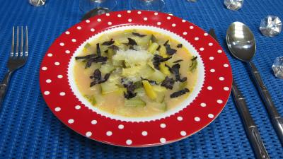 Image : Assiette de soupe de courgettes au micro-ondes