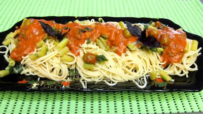 huile d'arachide : Plateau de pâtes spaghetti aux haricots beurre