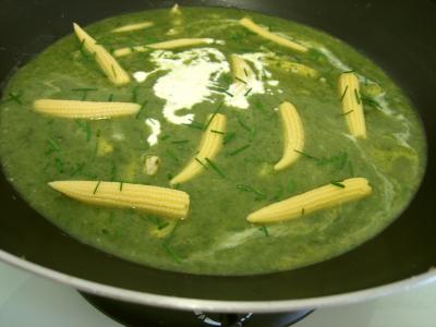 dinde : Dans le wok la soupe de dinde aux épis de maïs