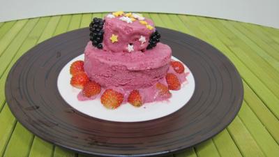 Image : Assiette de glace aux noisettes et fruits rouges