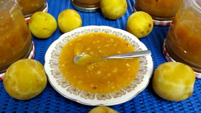 Conserves : Coupelle de compote de prunes blanches aux noisettes
