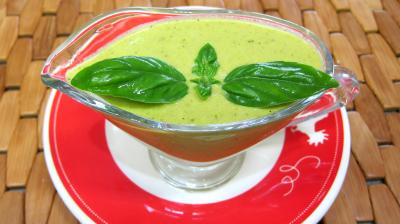 mascarpone : Saucière de crème au basilic et mascarpone