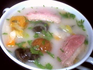 châtaigne : Bol de soupe de châtaignes et escargots