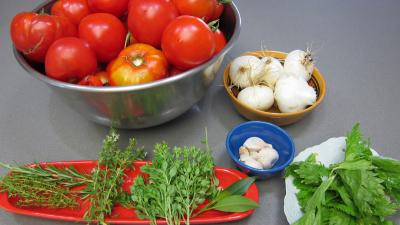 Ingrédients pour la recette : Sauce tomate au basilic en conserve