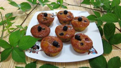 sucre en poudre : Assiette de cupcakes aux nashis et mûres