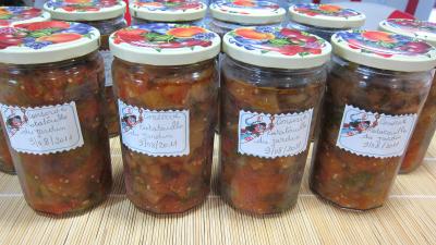 Image : Pots de conserve de ratatouille du jardin