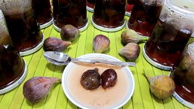Conserves : Coupelles et pots de figues confites aux épices