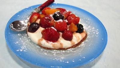 Desserts : Assiette de fruits rouges et d'été aux petits suisses