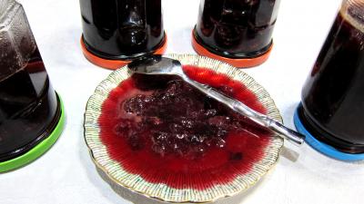 Image : Bocaux et coupelle de confiture de raisins