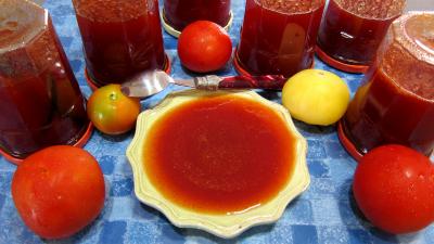 Confitures : Bocaux et coupelle de confiture de tomates rouges