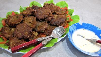 Cuisine mauricienne : Plat de pakoras ou beignets de courgette et aubergine