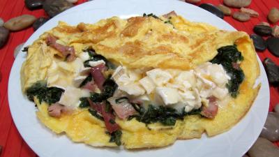 Cuisine diététique : assiette d'omelette au chèvre et pissenlits