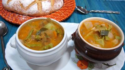 Image : Petits bols de soupe de brocolis et légumes