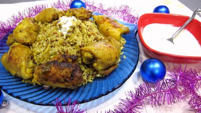 Image : Assiette de Biryani de poulet et bol de sauce