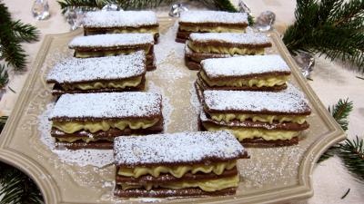 Desserts : Assiette de millefeuilles sablés à la crème pâtissière