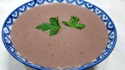 Image : Ramequin de sauce béchamel au vin rouge