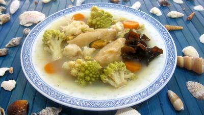 lotte : Assiette de soupe de poisson et crustacés façon chinoise