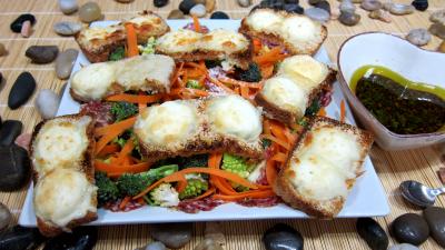 Image : Assiette de crudités et fromage de chèvre grillé