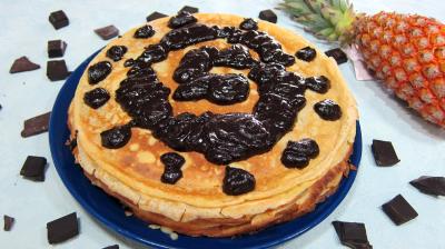 Dessert au chocolat : Assiette de gâteau de crêpes Hawaïen