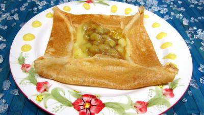 Image : Assiette de crêpe à la sauce citron et aux bananes