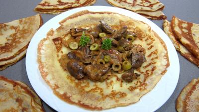Assiette de crêpe farcie aux coeurs de dinde