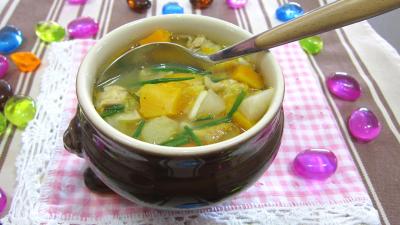 Cuisine diététique : bol de soupe de légumes aux navets
