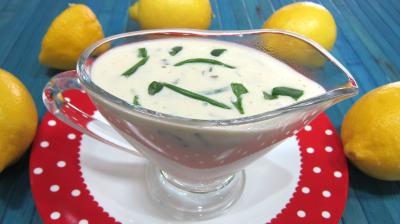 sauce pour crustacés : Saucière de sauce au citron et ciboulette