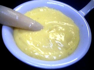 sauce chaude à base d'oeufs : Ramequin de sauce hollandaise