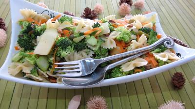 Entrées froides : Saladier de farfalle et brocolis en salade
