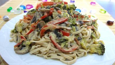 Pâtes alimentaires : Assiette de tagliatelle au poivron et champignons